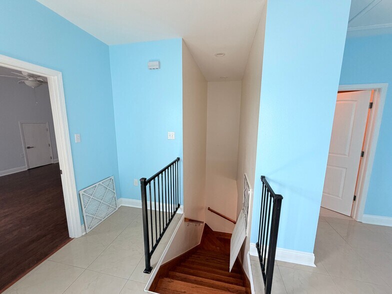 Building Photo - 6205 Wadsworth Dr