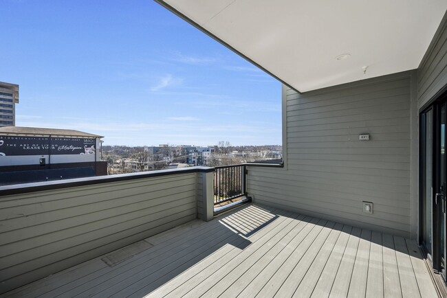 Building Photo - 1648 19th Ave S