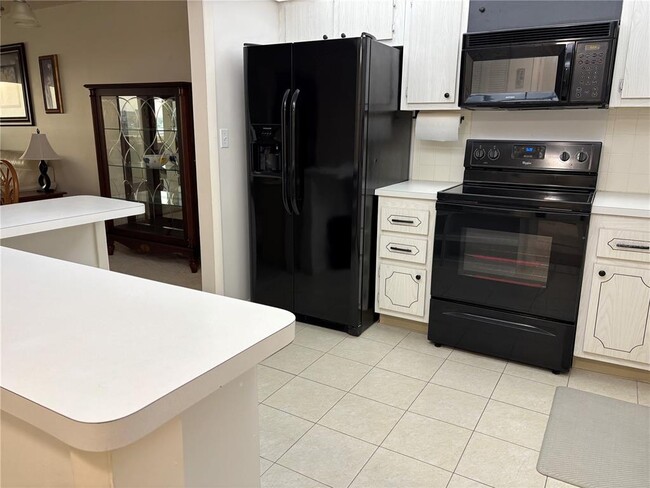 Building Photo - 4750 Cove Cir