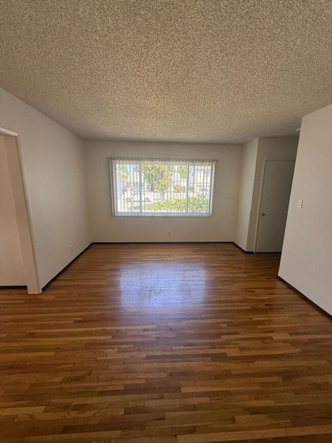 Building Photo - REDONE CUTE 2BED/1BATH HOUSE W/ REFURBISHE...