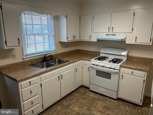 Building Photo - 525 Azalea St