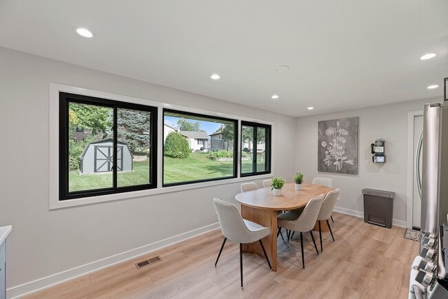 Building Photo - 208 W Hartford Dr