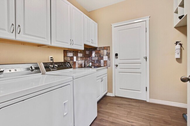 Building Photo - Fully Furnished 5 Bedroom Home in Eagle Id...