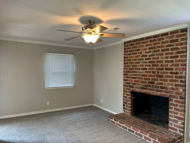 Building Photo - Charming 3 Bedroom, 2 Bath Brick Ranch Hom...