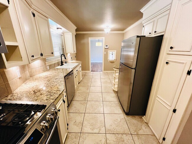 Building Photo - Beautifully, Corner-Lot 3BD 2BA Home in Be...
