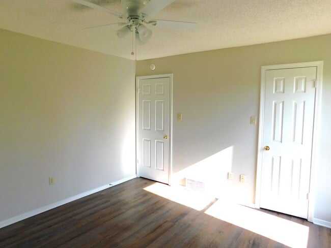 Building Photo - 5840 Waverly Dr