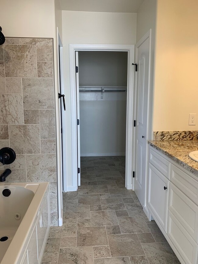 Building Photo - 4740 Hillcrest Ave