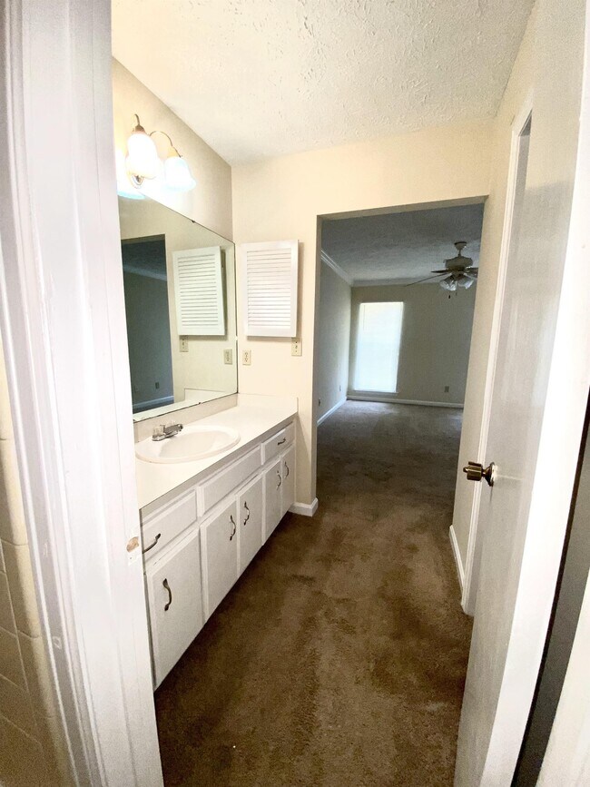 Building Photo - 1615 Woodmere Loop