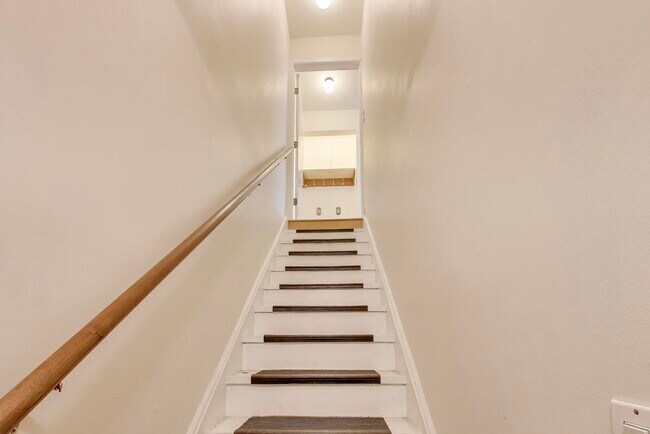 Building Photo - 2122 Southwind Cir