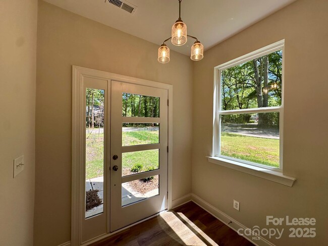 Building Photo - 9251 Eleanor Dr