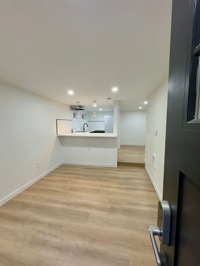 Building Photo - 1bd/1ba Seattle Triplex