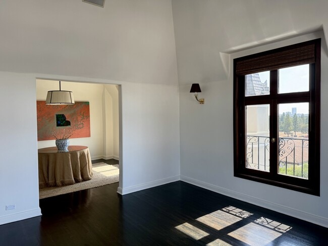 Building Photo - 316 N Rossmore Ave