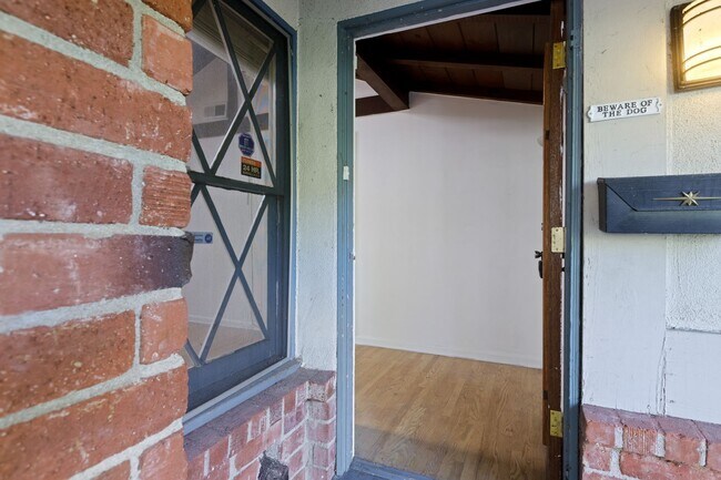 Building Photo - Cozy 3-bedroom Home Nestled in Encino!
