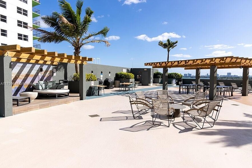 Building Photo - 1750 N Bayshore Dr
