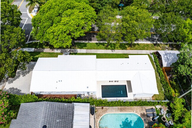 Building Photo - 2330 Lake Ave