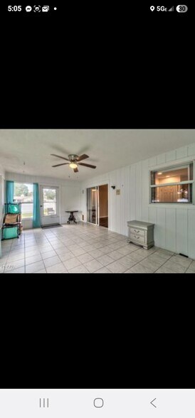 Building Photo - 2404 Pine Tree Dr