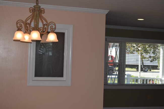 Building Photo - 310 La Salle Ave