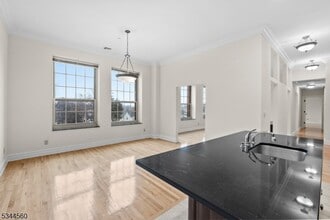 Building Photo - 33 Forest Ave