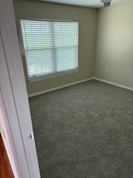 Building Photo - 5475 Vineland Rd