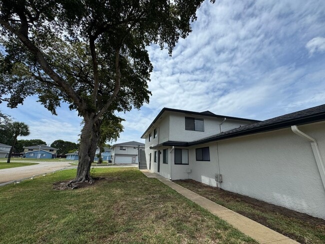 Building Photo - ** Sweeeet Deal! 2 Bedroom 1 Bath** Hablam...