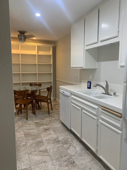 Kitchen - 1750 S El Camino Real