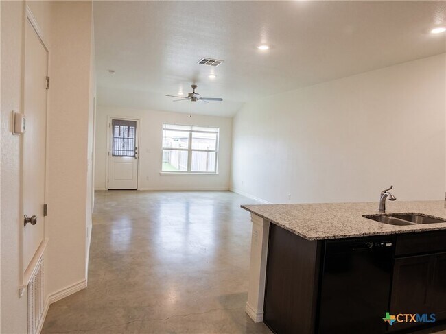 Building Photo - 514 Lost Trl