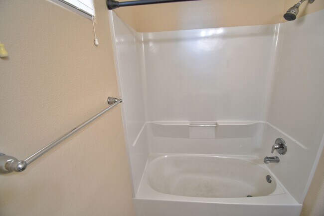 Building Photo - Beautiful Single Story ------3 Bedroom 2 B...