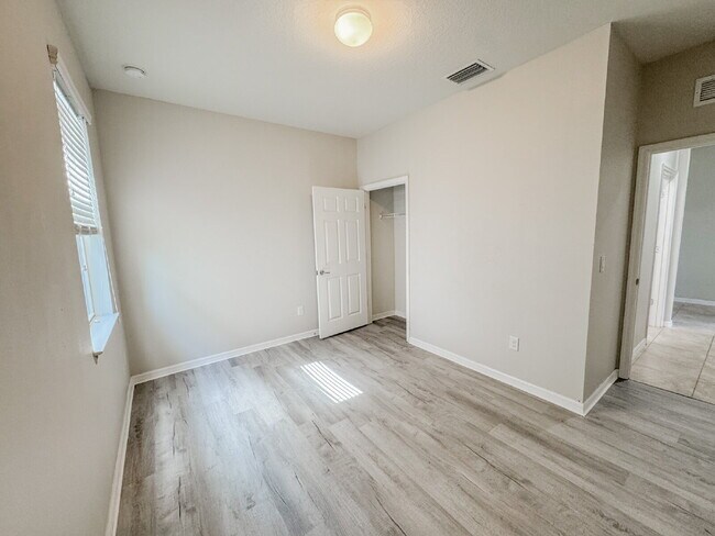 Building Photo - Gorgeous 4 bedroom 2 bath home in luxuriou...