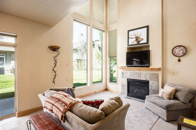 Building Photo - Fully Furnished Fox Point Home