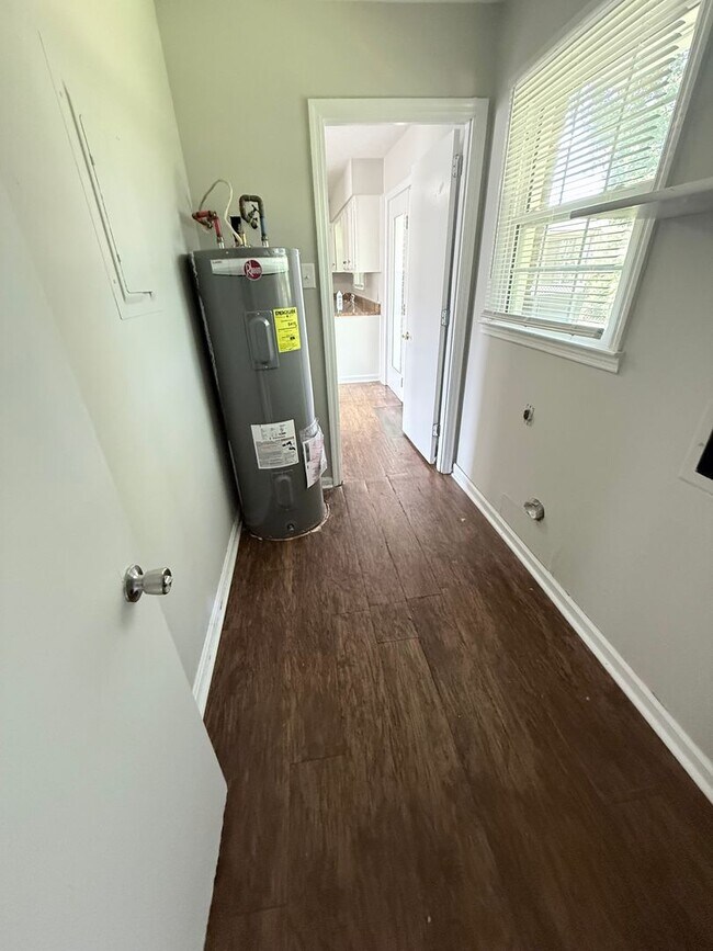 Building Photo - 3-bedroom, 2 full bath duplex in the desirable Lansdowne area