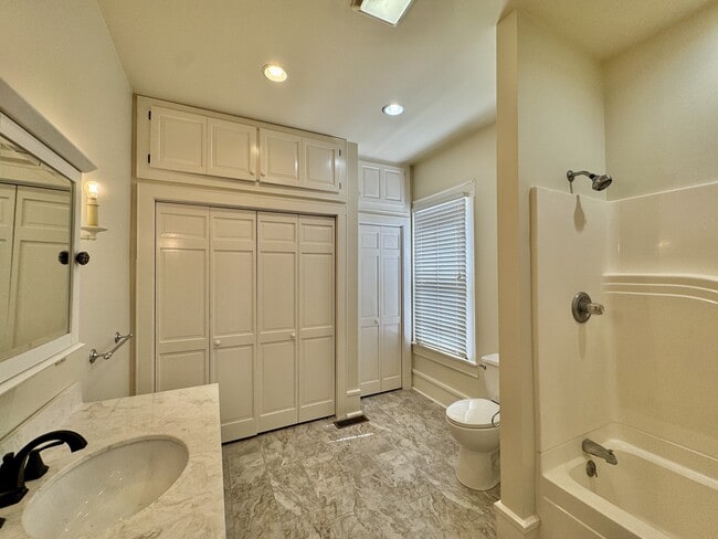 Building Photo - 506 Mayes Ave