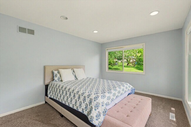 Building Photo - 1010 Parkview Dr