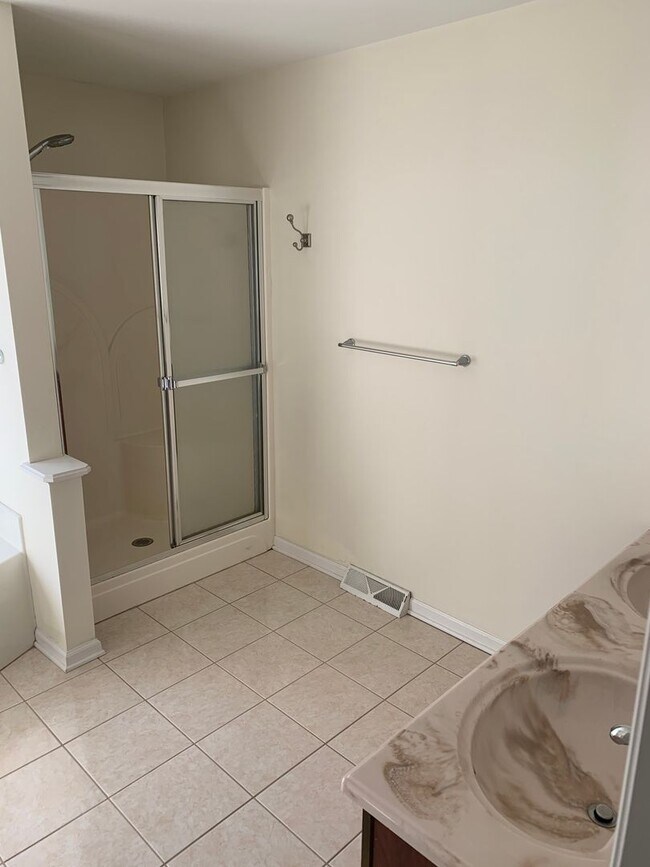 Building Photo - Beautiful Single Family For Rent NOW! Must...