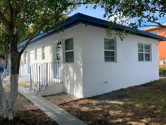 Building Photo - 522 NW 11th Ave