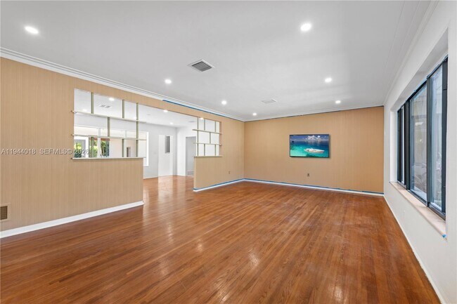 Building Photo - 1044 NE 97th St