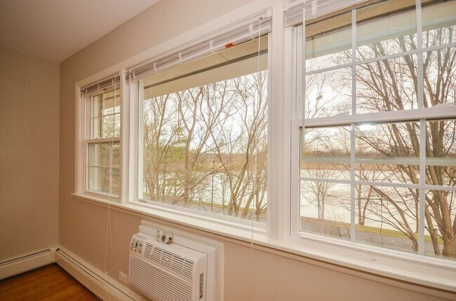 Building Photo - 25 N Maple Ct