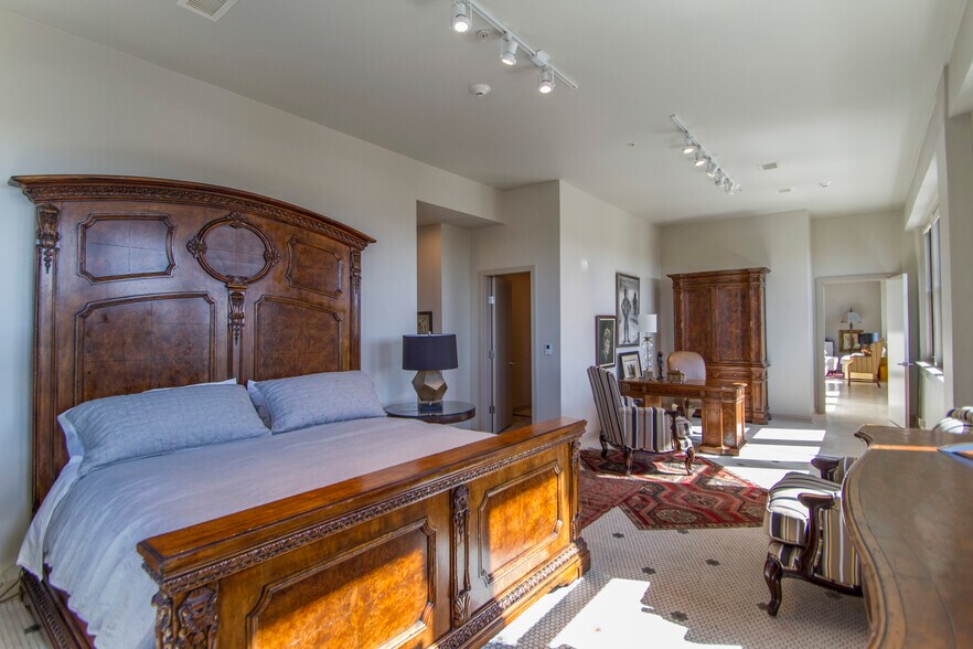 Building Photo - 221 W 2nd St