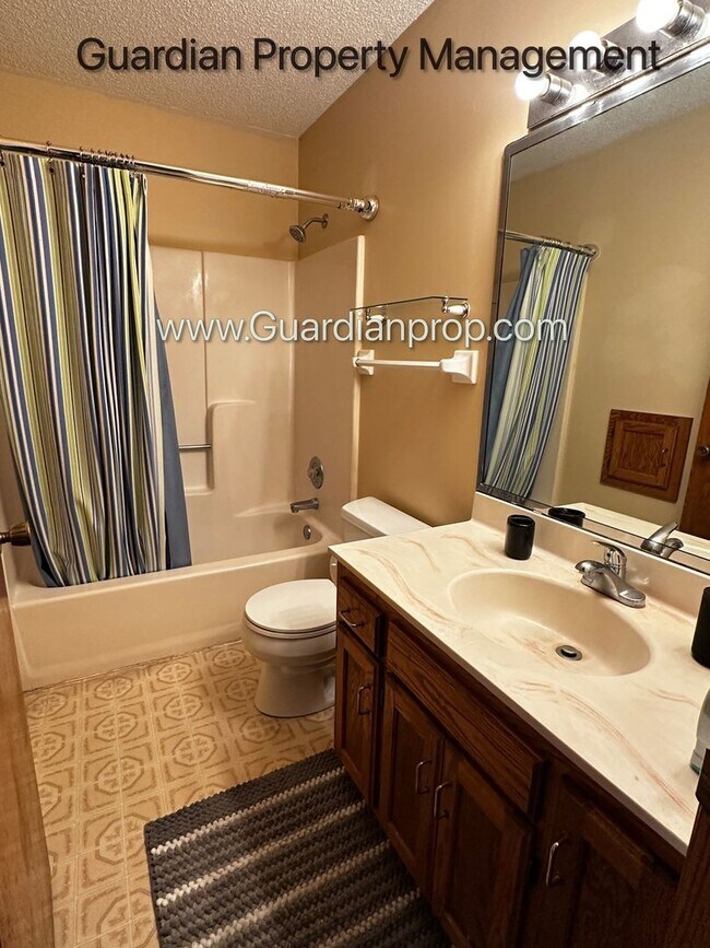 Building Photo - Maple Grove Single Family Home, 2 Car Garage, Dishwasher, Solar, Available Now