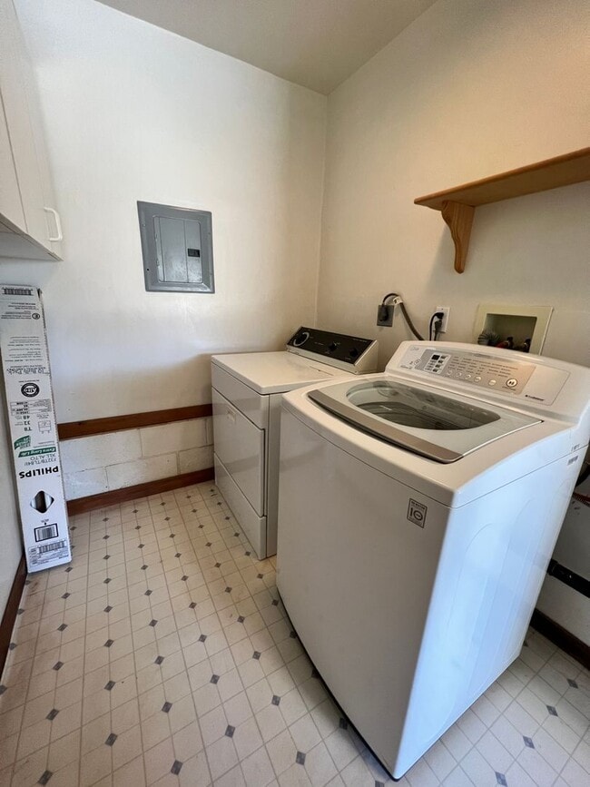 Building Photo - BEAUTIFUL Mountain Home