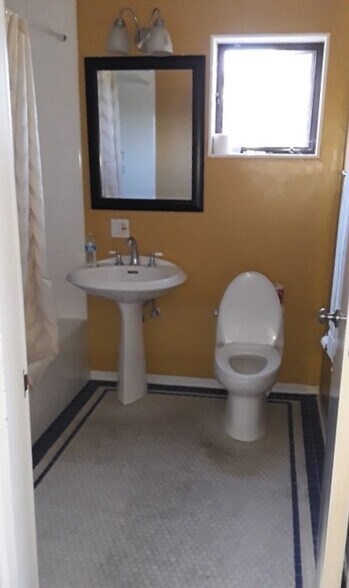 Building Photo - 14662 Horticultural Dr