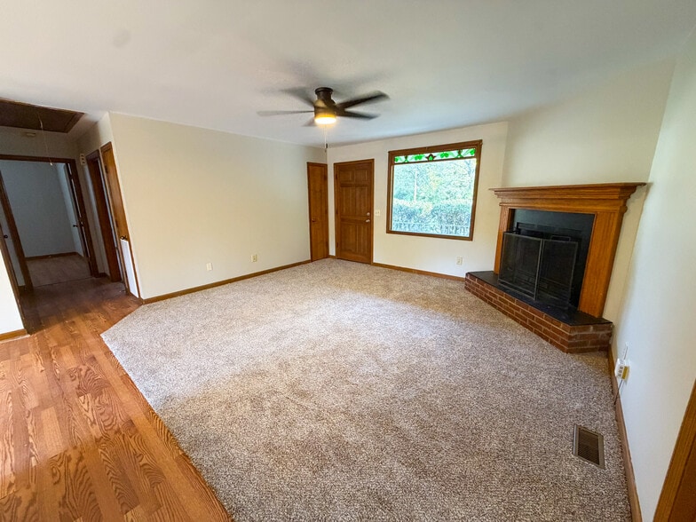 Building Photo - 812 Free Silver Rd