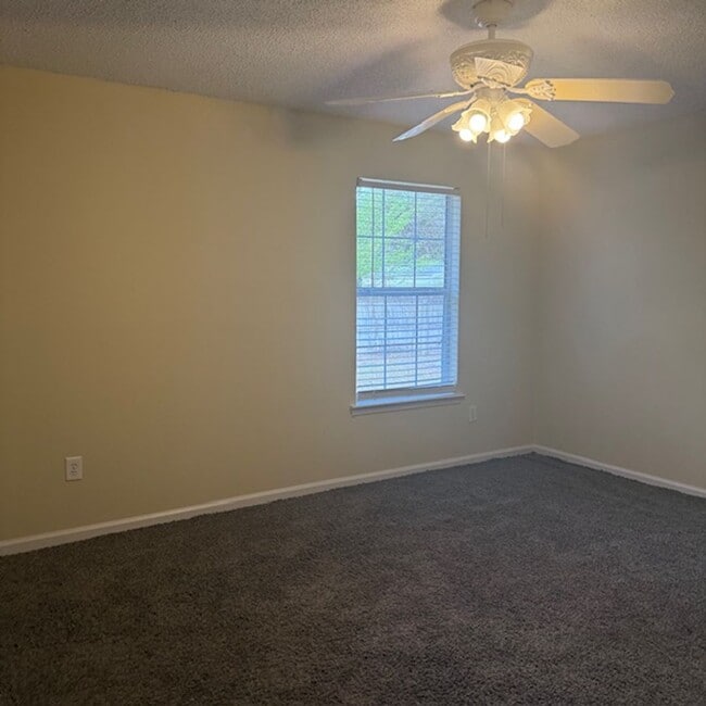 Building Photo - 3 Bedroom 2 Bath House