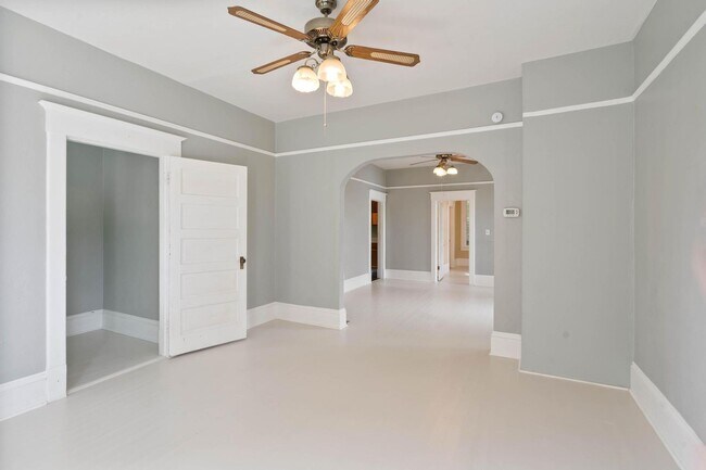 Building Photo - Spacious, light-filled 3-bdrm/2-bath vinta...