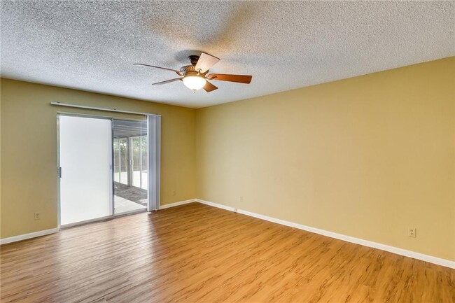 Building Photo - 12401 Knoll Ridge Dr