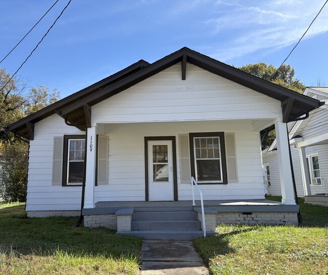 Primary Photo - 2 Bedroom, 1 Bathroom House in High Point!