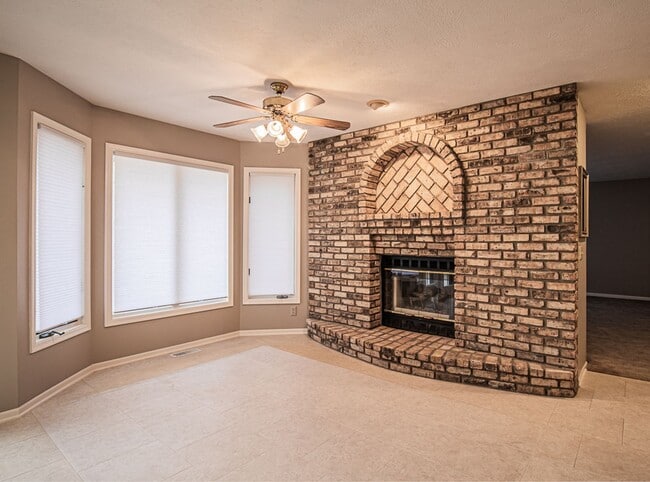 Building Photo - Stunning 4 Bedroom / 2.5 Bathroom Home | P...