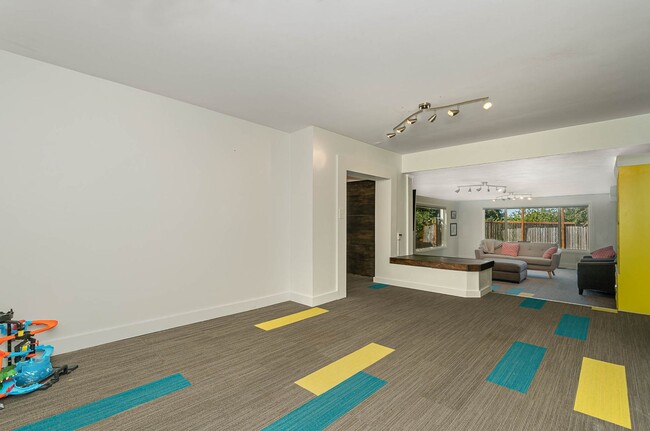 Building Photo - 3Bd/2.75Ba Seattle House