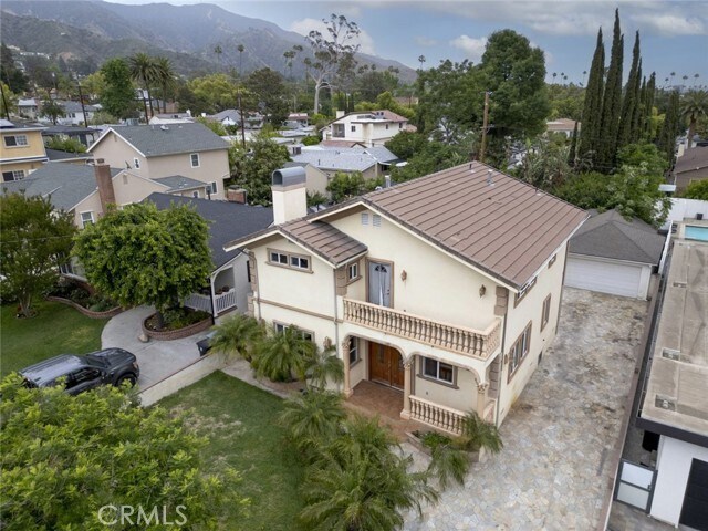 Building Photo - 918 E Valencia Ave