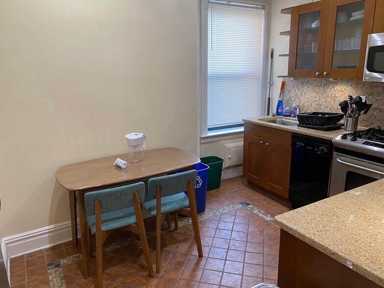 Eat-in kitchen - 76 Romaine Ave
