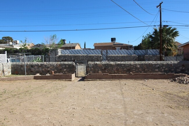 Building Photo - MINUTES FROM FORT BLISS!!
